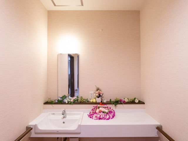 ゆったりとした洗面台空間 洗面台 清潔感あふれる洗面スペースです。花々で飾られ、心地よい生活を支えます。