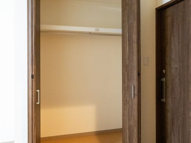 居室の開いた扉 居室 広々とした居室の入り口です。ゆったりとした扉の開口部は出入りを容易にしております。