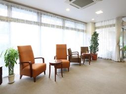 明るい待合室の椅子
