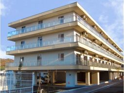 明るい外観の建物