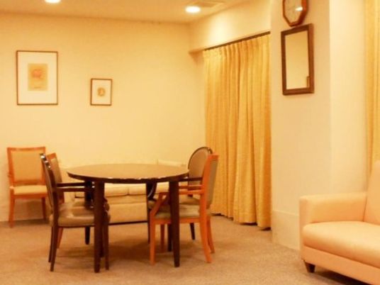 落ち着いた色合いの休憩室