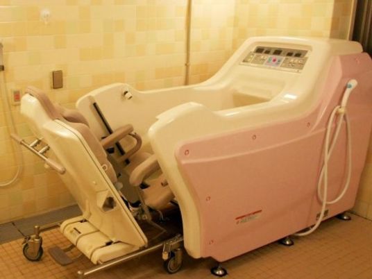 ピンクの機能性浴槽