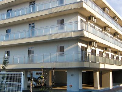 明るい外観の建物