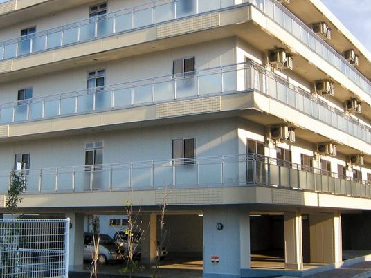 明るい外観の建物