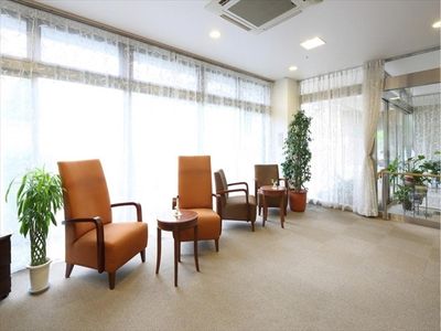 ゆったりした椅子のあるラウンジ