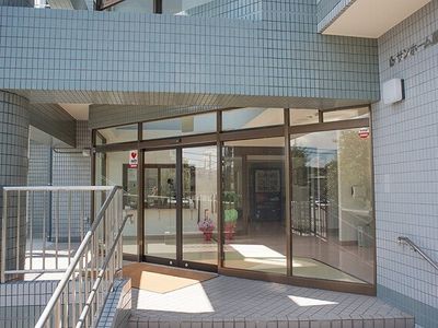 明るいエントランスの様子