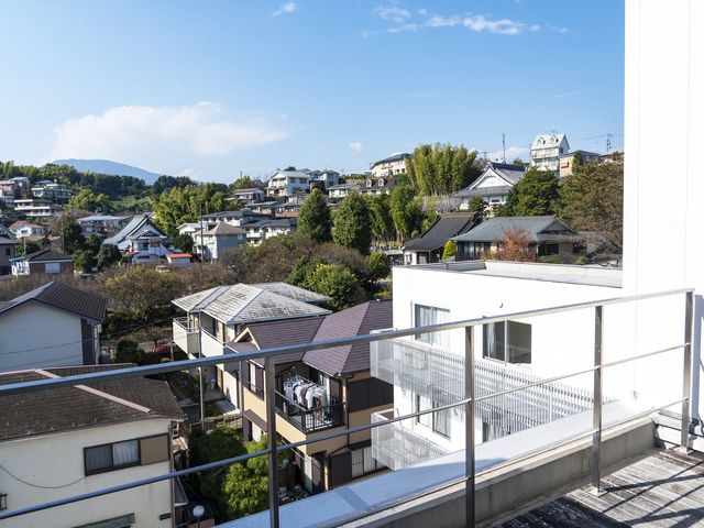 バルコニーからの景色 バルコニー 快適なバルコニーから見渡せる穏やかな景色と共に、日々の仕事に癒しを感じる環境がここにあります。