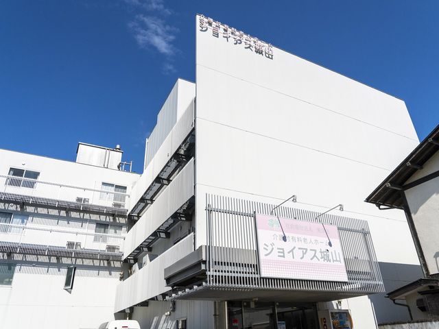清潔感ある施設外観 外観 気持ちを新たにできるような明るい外観の施設で、一緒に働きませんか。やりがいと居心地の良さを提供します。