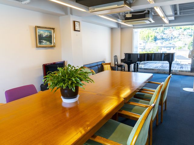 広々としたリビング ラウンジ 温かみのあるラウンジでのひと時。日々のケアに彩りを与えるスペースでご活躍いただけます。