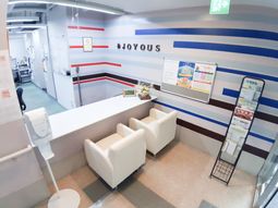 清潔な施設のフロント