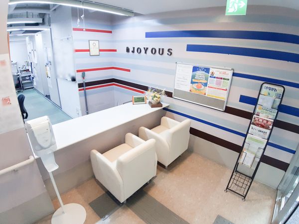 清潔な施設のフロント