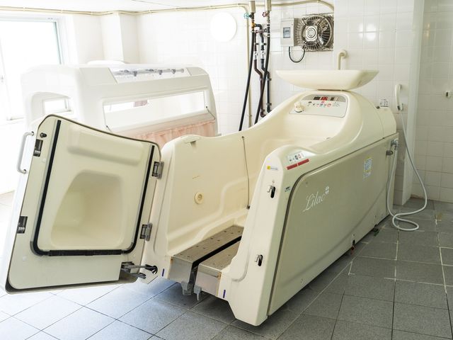 特殊浴槽の施設設備 浴室 機能性と安全性を備えた特殊浴槽です。ゆったりとしたバスタイムをサポートし、快適な暮らしをお手伝いします。
