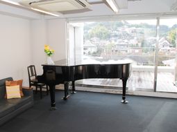 ピアノのある明るい部屋