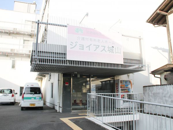 白基調の建物エントランス