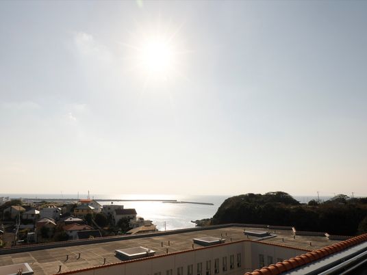 海の見える明るい景色