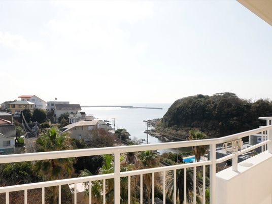 海を望むバルコニーの風景
