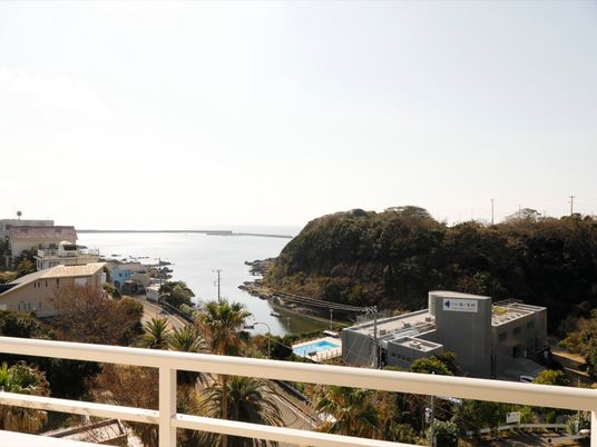 海と山が見える風景
