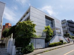 緑あふれる建物外観