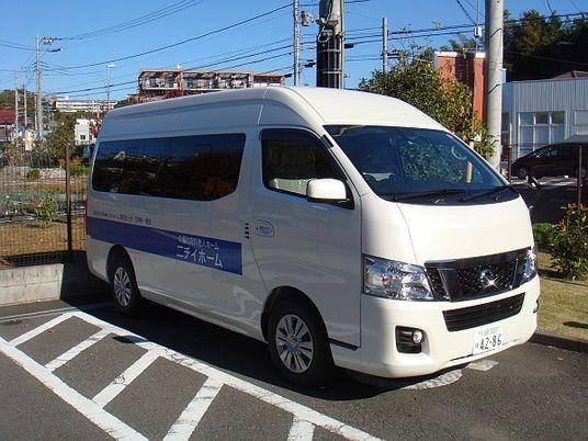 白い施設の送迎車