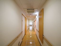 長い清潔な廊下の様子