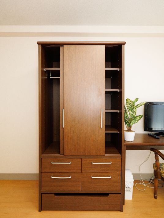 整然とした木製クローゼット