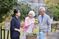 三人が談笑する庭