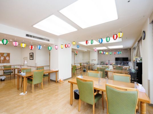 飾り付けられた明るい食堂