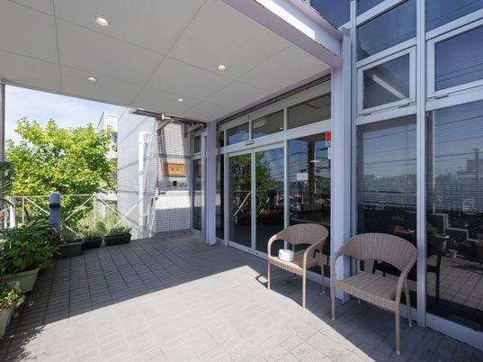 開放的な施設のエントランス