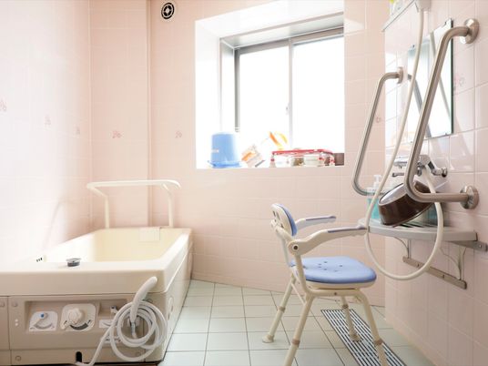 施設の写真 窓があり、清潔感のある明るい浴室である。洗い場には大きな手すりを設置しており、立ち上がる際に体を支えることができる。
