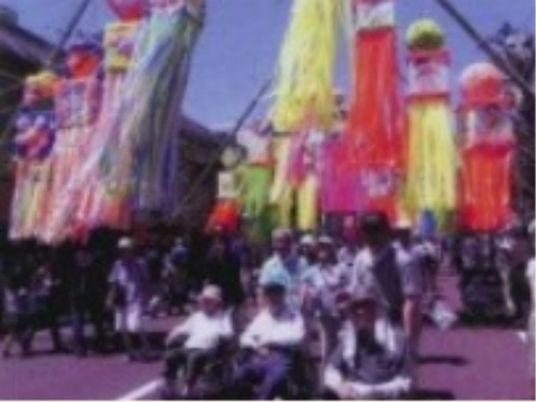 祭り気分を楽しむ人々