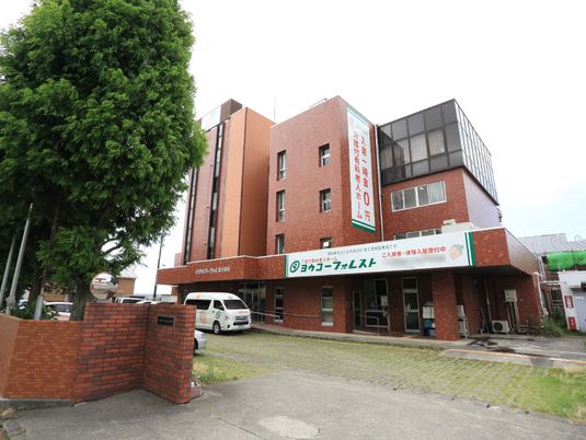 赤茶色の建物と緑の木