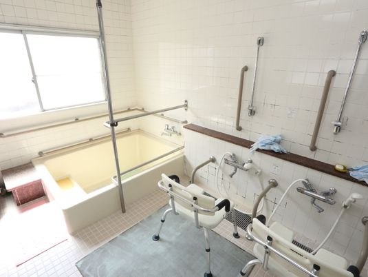 明るい介助用浴室