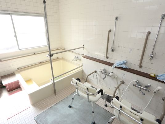 明るい介助用浴室