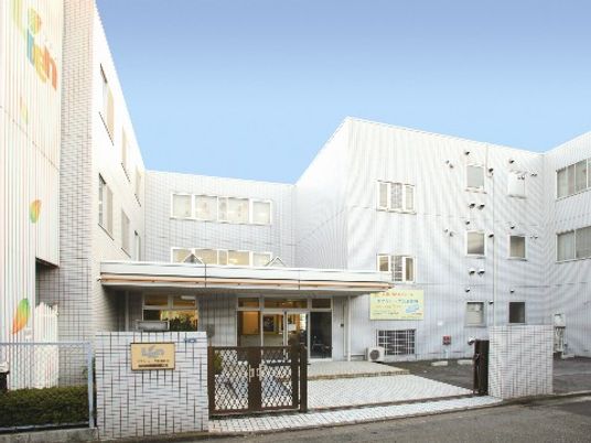 明るい施設のエントランス