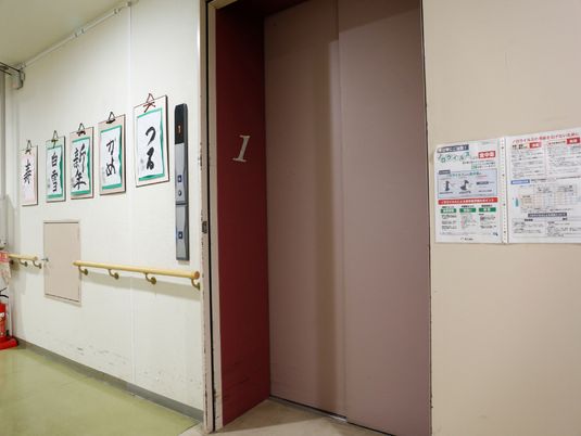 廊下と掲示物のエレベーター