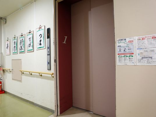 廊下と掲示物のエレベーター