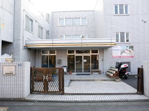 明るいエントランスの外観