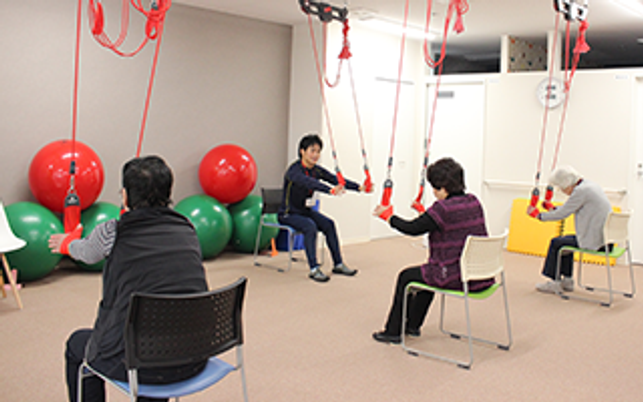 4人が運動する風景