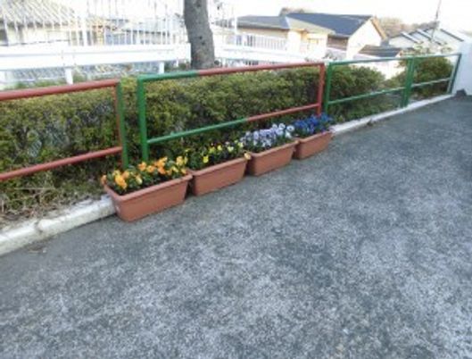 花壇のある屋外通路  