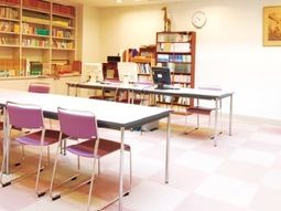 明るい図書スペース