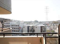 都市の景観を望むバルコニー