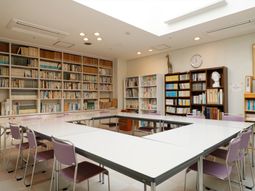 図書とテーブルの多目的室