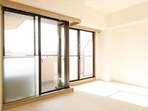 明るい居室のバルコニードア