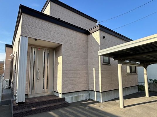 外観の玄関まわり  