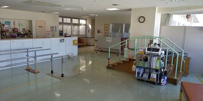 機能訓練の設備が整う室内