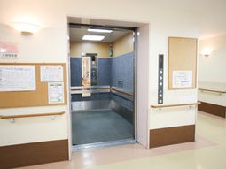 開いたエレベーター扉