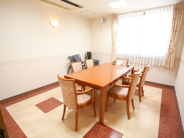 明るい食堂のテーブルセット 相談室 清潔感溢れるダイニングで楽しい食事の時間を。ゆったりとした空間が広がっています。