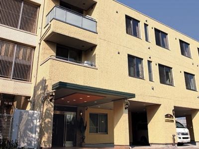 黄色い建物のエントランス
