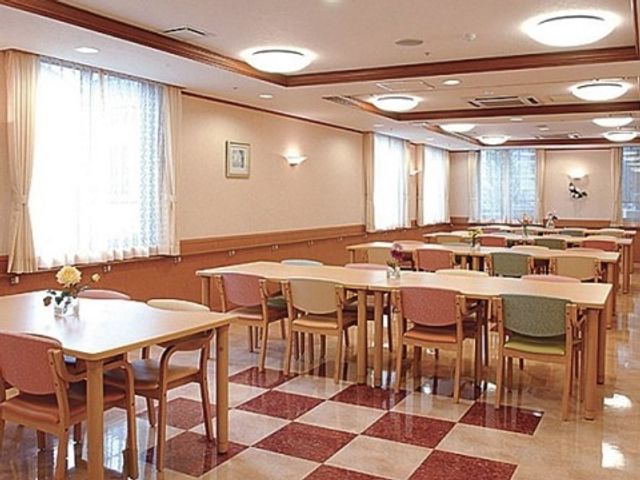 暖かみのある食堂空間 食堂 明るく清潔感が漂う食堂では、居心地のよい空間で美味しい料理を召し上がれます。利用者の交流も自然と生まれる場所です。