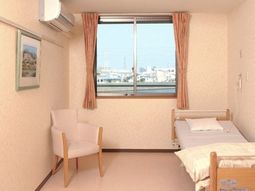 明るい居室の様子